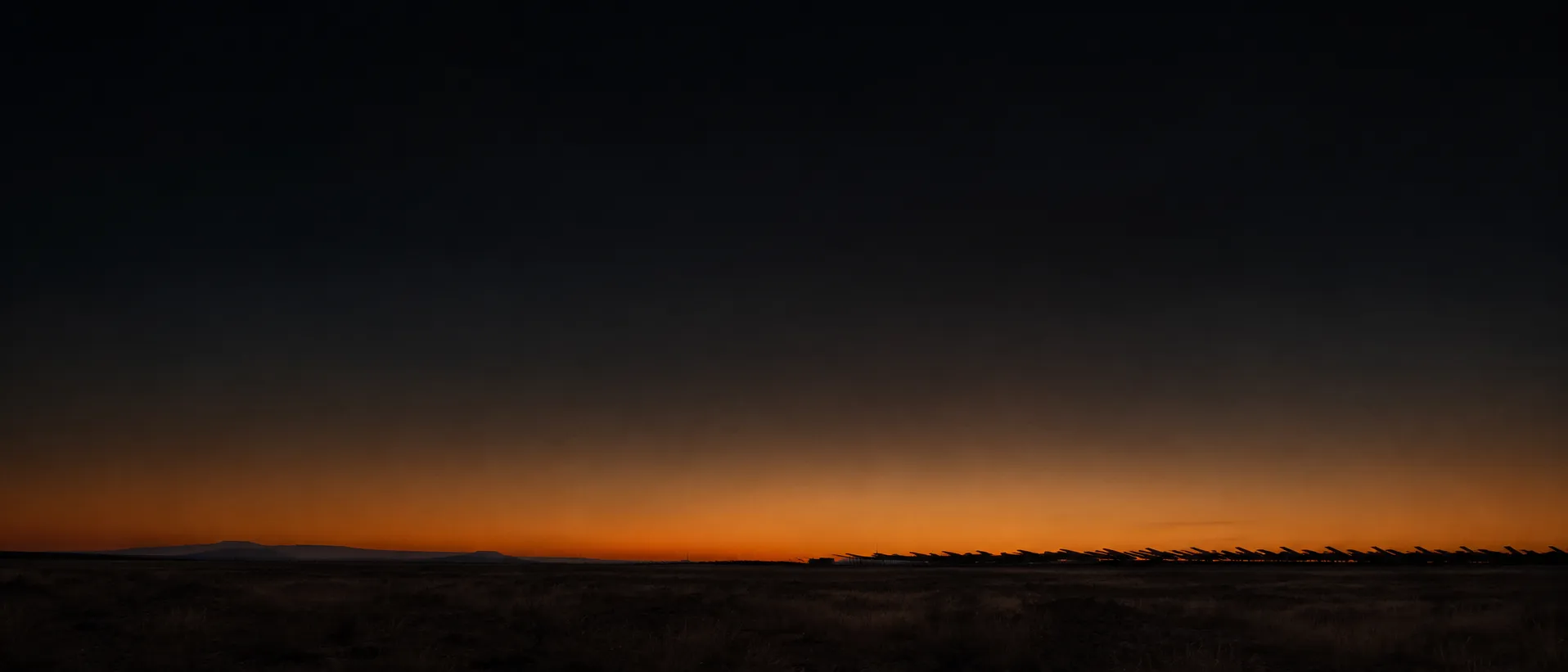 Altiplano al atardecer con infraestructura solar a contraluz
